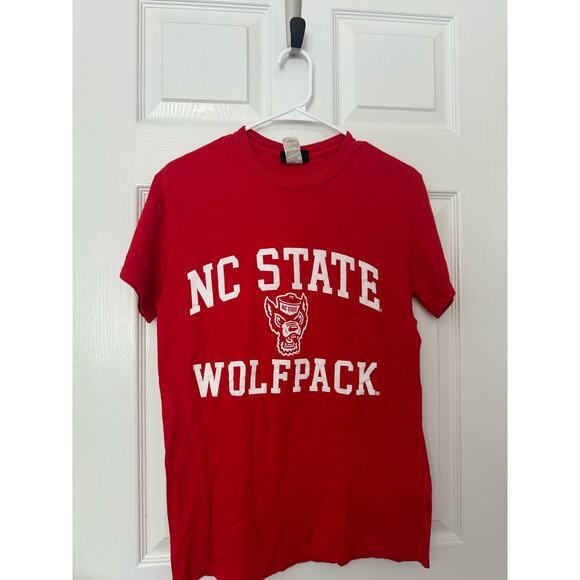 MV Sport NC State Wolfpack Red Short Sleeve Shirt Sz: Small - Picture 1 of 3
